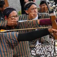 cobain-yuk-memanah-ala-bangsawan-sambil-duduk-bersila