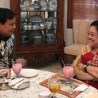 lahap-bowo-menyantap-nasgor-wati-kakak-budi