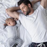 moms-jangan-biarkan-bayi-tidur-dengan-ayahnya-ya-hati-hati