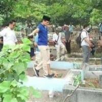 viral-video-pemuda-naik-montor-di-atas-kuburan-sungguh-tidak-beradab-gan