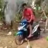 dua-pemuda-yang--offroad--di-kuburan-lindas-6-makam