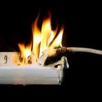 bakar-sampah-jadi-listrik-di-tangan-pria-ini