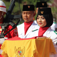 istana-anggota-paskibraka-berhijab-pakai-celana-panjang