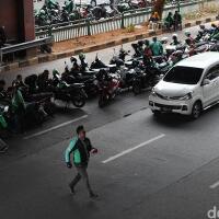 ojol-mangkal-berjamaah-di-bahu-jalan-bisa-berakhir-celaka