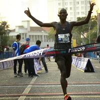 peserta-asing-surabaya-marathon-puji-kualitas-udara-kota-pahlawan