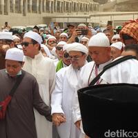 habib-rizieq-hadiri-pemakaman-mbah-moen-ini-fotonya