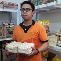 hingga-saat-ini-besek-bambu-di-pasar-kopro-belum-dapat-peminat