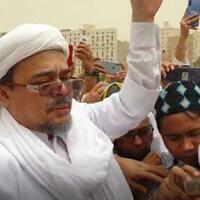 rizieq-shihab-ikut-berdoa-di-pemakaman-mbah-moen-di-makkah