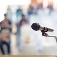 memahami-mcam-macam-mc-dan-perbedaannya-dengan-public-speaking
