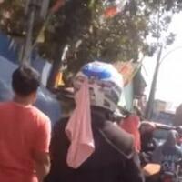 jadi-pusat-perhatian-pakaian-dalam-wanita-ini-nyangkut-di-helm-pemotor