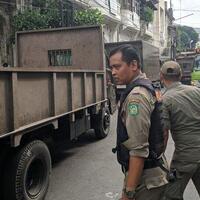 kuasai-sebagian-gedung-warenhuis-serikat-pekerja-ini-menolak-ditertibkan-satpol-pp