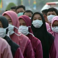 warga-pekanbaru-salat-iduladha-di-tengah-asap