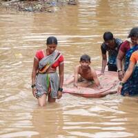 banjir-di-india-menyebabkan-95-orang-tewas