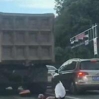 viral-video-wanita-tertabrak-truk-ternyata-selamat-dan-bisa-bangun-motornya-hancur