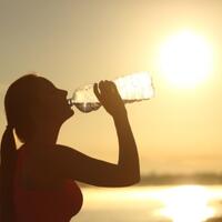 terlalu-banyak-air-putih-ternyata-berbahaya-perhatikan-8-tanda-ini-sebelum-terlambat