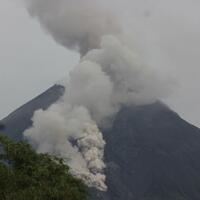 merapi-luncurkan-awan-panas-status-waspada-tak-berubah