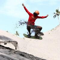 tempat-paling-cocok-bermain-sandboarding