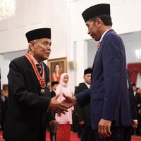 eks-tersangka-korupsi-di-antara-penerima-bintang-kehormatan