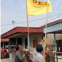 seorang-pria-tua-diamankan-setelah-kibarkan-bendera-bertuliskan-pki