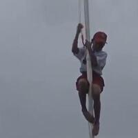 pengait-bendera-lepas-siswa-sd-di-ambon-panjat-tiang-demi-merah-putih