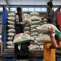 bulog-pasok-penuh-bantuan-nontunai-dan-kartu-sembako