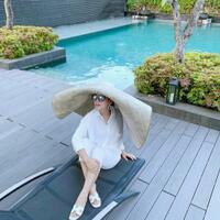 syahrini-pakai-topi-anyaman-super-besar-netizen-ya-allah-pakai-tiker