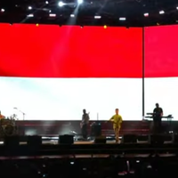 bikin-haru-rich-brian-tutup-aksi-panggung-di-los-angeles-dengan-bendera-indonesia
