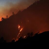 lebih-dari-12-jam-api-hutan-gunung-merapi-belum-padam