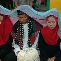 menang-banyak-nih-pria-ini-nikahi-2-wanita-sekaligus-dengan-mahar-rp-10-ribu-saja