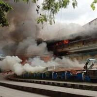 makin-tegang-pendemo-bakar-pasar-thumburuni-di-fakfak-papua