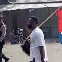 menenteng-bintang-kejora-dekat-polisi