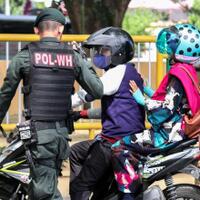 viral-video-wanita-terseret-usai-dasternya-tersangkut-rantai