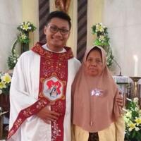 indahnya-toleransi-nenek-muslim-ini-hadiri-pentahbisan-cucunya-sebagai-pendeta
