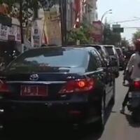 terjebak-macet-tanpa-pengawalan-sri-sultan-hamengkubuwono-x-tuai-pujian-netizen