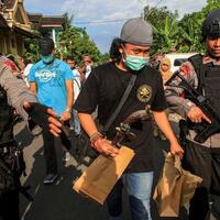 satu-keluarga-diduga-teroris-ditangkap-di-lamongan