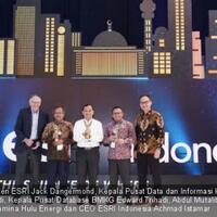 pemprov-dki-jakarta-dan-bmkg-raih-penghargaan-bidang-geospasial