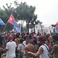 teriak-papua-merdeka-bintang-kejora-berkibar-di-depan-istana