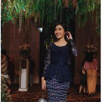 bingung-pilih-baju-pesta-pake-kebaya-aja-sista