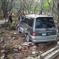 fenomena-mobil-masuk-quotkuburanquot