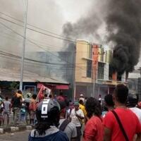 kerusuhan-terjadi-di-jayapura-massa-bakar-kantor-majelis-rakyat-papua