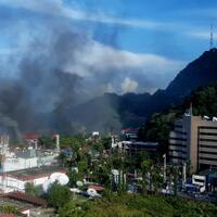 jayapura-rusuh-kantor-telkomsel-dan-pusat-perbelanjaan-dibakar