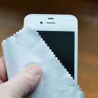 stop-membersihkan-layar-handphone-dengan-benda-ini