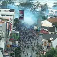 jayapura-mencekam-hingga-jumat-dini-hari-ribuan-warga-ngungsi-ke-markas-tni