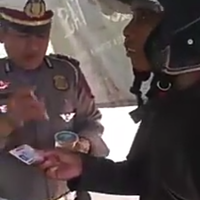 viral-video-pemuda-mau-beli-sim-saat-terkena-tilang-dikasih-bonus-roti-sama-polisi