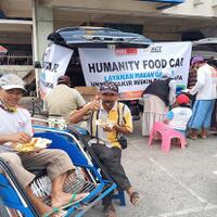 humanity-food-car-berbagi-makanan-gratis-untuk-tukang-becak-di-pasar-pagatan