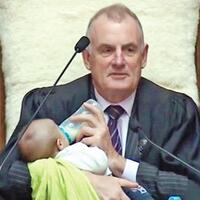 gokil-kerja-di-pemerintahan-sambil-bawa-bayi-di-negara-ini-boleh--anjay