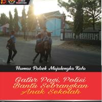 gatur-pagi-polisi-bantu-sebrangkan-anak-sekolah