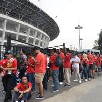 timnas-indonesia-kalah-kericuhan-terjadi-di-pintu-utama-gbk