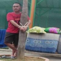 foto-mantan-pejabat-dinsos-diikat-di-pohon-duh-ternyata-gara-gara-ini