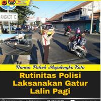 rutinitas-polisi-laksanakan-gatur-lalin-di-pagi-hari